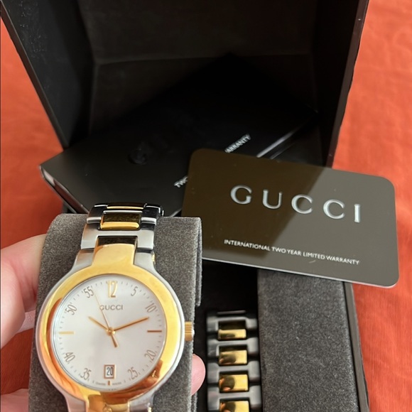 GUCCI UNISEX WATCH - Picture 2 of 2